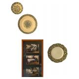 ASSORTED GREEN PATTERN PLATES W/ WALL HANGERS, FRAMED PRINTS, AND WALL VASE
