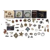 LOT OF ASSORTED LADIES’ BROOCHES AND PENDANTS