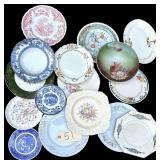 APPROX. 32 CHINA PLATES AND PLATTERS TO INCLUDE F.C. CO., ROYAL STAFFORDSHIRE, HOMER LAUGHLIN, JOHN MADDOCK & SONS ROYAL VITREOUS “BOMBAY”, JOHNSON BROS. DEVONSHIRE, WOODS IVORY WARE, AND MANY MOR