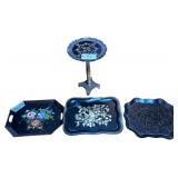 VINTAGE LOT TO INCLUDE TOLEWARE TRAYS AND SMALL TABLE