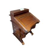 VICTORIAN-STYLE MAHOGANY DAVENPORT/SHIP CAPTAIN’S DESK W/ 4 DRAWERS ON EACH SIDE - APPROX. 32.75” AT TALLEST X 22.5” AT DEEPEST X 21.5” AT WIDEST