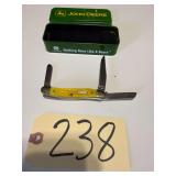 CASE XX 3-BLADE POCKETKNIFE W/ YELLOW BONE HANDLE IN METAL JOHN DEERE CASE