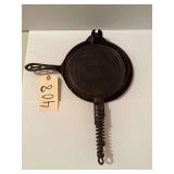 GRISWOLD - THE GRISWOLD MANUFACTURING COMPANY, ERIE, PENNSYLVANIA - PATENT DECEMBER 1, 1908 - AMERICAN NUMBER EIGHT WAFFLE MAKER