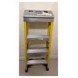 WERNER LADDER 4 FOOT FIBERGLASS LADDER WITH ALUMINUM STEPS