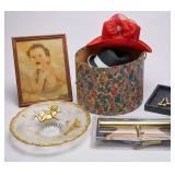 ASSORTED ITEMS TO INCLUDE VINTAGE PRINT, VINTAGE FRAMED PRINT, PICTURE LIGHT, HAT BOX WITH 6 HATS, VINTAGE ELECTRIC WALL SCONCES WITH WIRES FOR HARDWIRING AND PRISMS—SOME APPEAR TO BE MISSING, AND 2