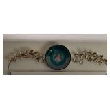TEAL-TONE PORTRAIT PLATE WITH GOLD TRIM AND 2 GOLD-TONE METAL DECORATIVE LEAF WALL HANGINGS