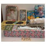 1992 LITTLE DARLINGS “PRETTY BUBBLES” DOLL, BATTERY-OPERATED BABY SUSY IN BATH, ADAM “HAPPY MEMORIES” DOLL, MUSICAL “MOVING BABY,” CATHY DOLL, AND 2 OTHER BOXED PORCELAIN DOLLS; SHIRLEY TE