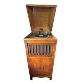 ANTIQUE OAK SYMPHONY BRAND “VICTROLA”-STYLE WIND-UP PHONOGRAPH