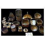 ASSORTMENT OF BRASS ITEMS TO INCLUDE CANDLEHOLDERS, BASKETS, AND WALL HANGERS