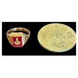 VINTAGE MASONIC 10K GOLD RING WITH RUBY-COLORED STONE, SIZE 9 1/2, APPROX. 3.5 GRAMS, WITH VINTAGE BRASS MASONIC TOKEN