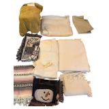 ASSORTMENT OF LINENS TO INCLUDE AFGHANS/FRINGED THROWS AND BLANKETS