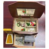 SMALL WOOD JEWELRY BOX W CHRISTMAS JEWELRY, SMALL NECKLACE IN BOX. JEWELRY BOX HAS HAD 1 HANDLE REPAIRED