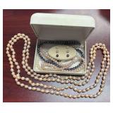 VINTAGE MULTI-STRAND PEARL JEWELRY SET HOUSED INSIDE A BRANDED FRIEDMAN