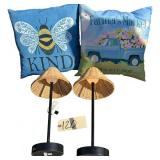 2 RECHARGEABLE OUTDOOR LAMPS, 2 DECORATIVE PILLOWS