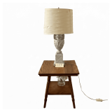 VINTAGE OAK BEDSIDE TABLE - APPEARS TO BE IN GOOD CONDITION - APPROX. 28” TALL X 20” WIDE X 20” DEEP; ELECTRIC LAMP