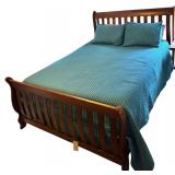 TRADITIONAL QUEEN SIZE SLEIGH BED W/ SLATTED WOODEN HEADBOARD AND FOOTBOARD