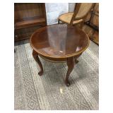 Queen Anne round accent end table