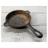 VINTAGE WAGNER WARE CAST IRON MINI SKILLET ASHTRAY