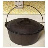 CAST IRON DUTCH OVEN W BAIL HANDLE & LID