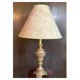 VINTAGE METAL BASE TABLE LAMP