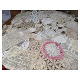 VINTAGE TABLE LINENS DOILIES TABLE TOPPERS