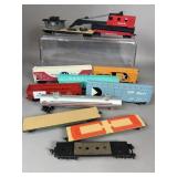 HO SCALE MODEL RAILROAD FREIGHT CARS & CRANE