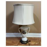 VINTAGE CERAMIC URN TABLE LAMP W COURTING COUPLE