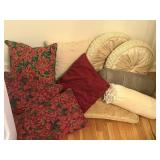 TOSS PILLOWS POINSETTIAS TUFTED ROUND