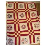 VINTAGE HANDMADE DRESDEN PLATE QUILT W LATTICE