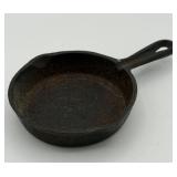 VINTAGE CAST IRON SKILLET ASHTRAY