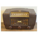VINTAGE RCA VICTOR BAKELITE TABLETOP RADIO