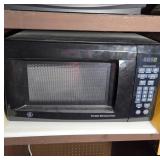 GE Turntable Microwave Oven, 700 Watts