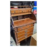 DESK / DRESSER