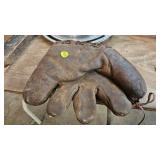 BASEBALL GLOVE