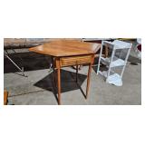 CORNER TABLE