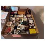 LOT OF JEWELRY AND JEWELRY BOXES