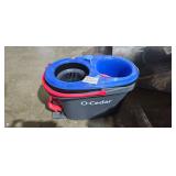 O CEDAR MOP BUCKET