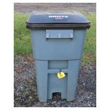 Rubbermaid Brute Trash Cart