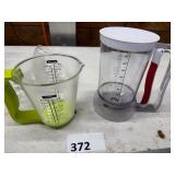 Digital and Manual Measuring Cups