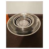 5 stainless steel serving or mixing bowls and expandable strainer.