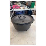Lodge Cast Iron Camp Dutch Oven