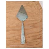 Vintage silver-plated cake or pie server (B8)