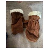 Split leather mittens with a pile lining