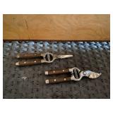 Classic two-piece wooden gardening pruning set