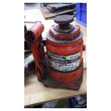 2 jacks . 1-12ton Hyd bottle jack, 1 scissor jack