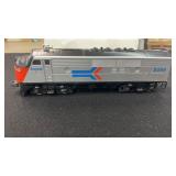 O SCALE AMTRAK LOCOMOTIVE ENGINE HAS MOTOR ONE