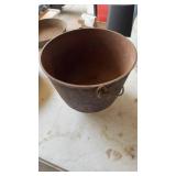 3 legged cast iron pot