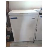 ARCTIC KING CHEST FREEZER W/BASKET