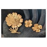 VTG CROWN TRIFARI GOLD TONE FLOWER BROOCH &