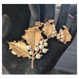 VTG CROWN TRIFARI GOLDTONE/PEARL BROOCH & EARRINGS